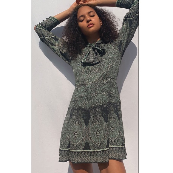 Host pick! Alice + Olivia Tanisha Flare dress with neck tie - Picture 3 of 9